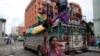 Ciudadanos que protestan en Guatemala exigen la renuncia de los titulares del Ministerio Público, el martes 10 de octubre de 2023.