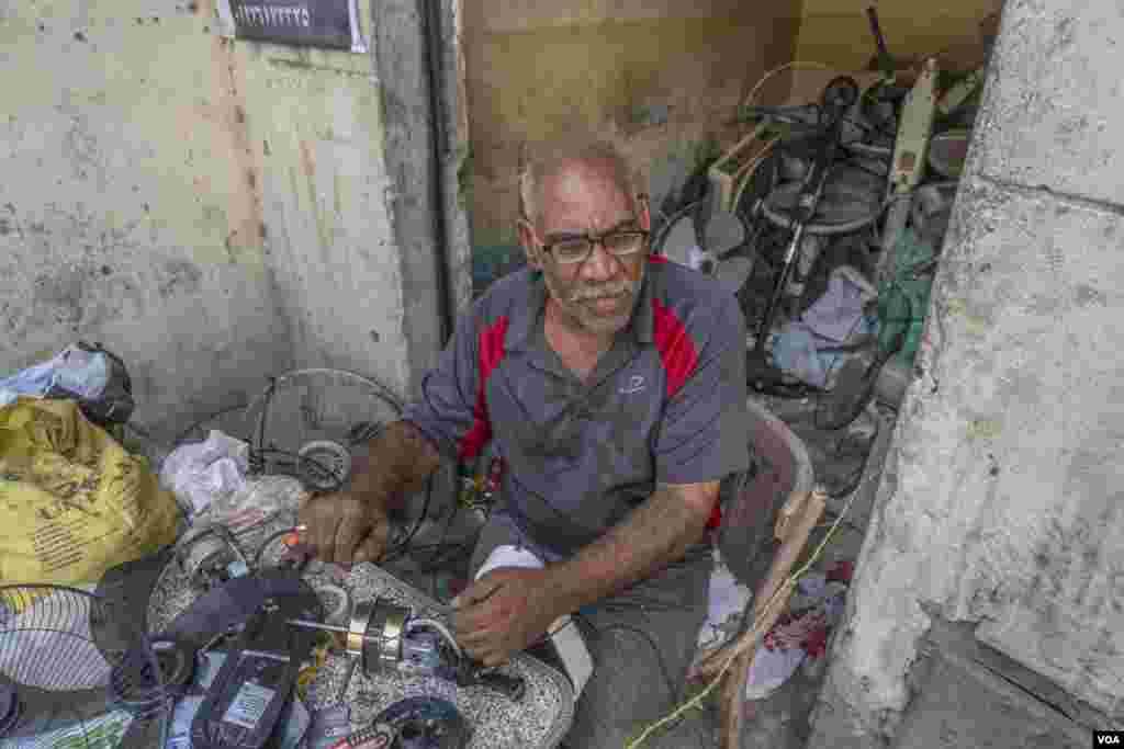Ramadan, 65, a fan repair technician, says his business volume this summer is "the highest I've ever seen since I started this job 20 years ago. Many are opting to fix their old fans," instead of buying new ones during this time when Egyptians are dealing with a steep rise in the cost of living. (Hamada Elrasam/VOA) 