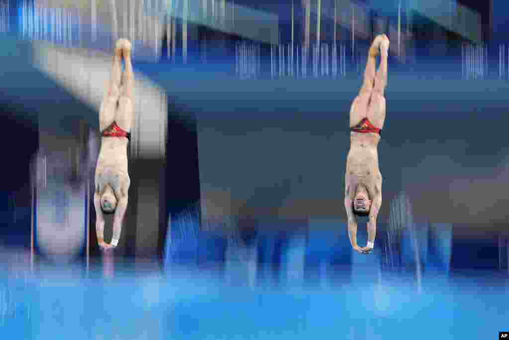 China's Long Daoyi and Wang Zongyuan compete in the men's synchronised 3m springboard diving final at the 2024 Summer Olympics, in Saint-Denis, France.