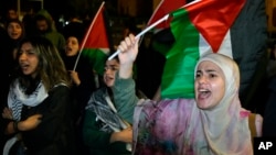 Manifestan chante slogan pandan yon manifestasyon pou pote solidarite ak pep Palestinyen an nan Gaza, anba lavil Beirout, Liban, 17 Oktob, 2023.