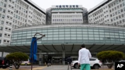 FILE - Seorang pekerja medis berjalan memasuki Rumah Sakit Universitas Nasional Seoul di Seoul, Korea Selatan, Kamis, 29 Februari 2024. (AP/Ahn Young-joon)