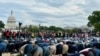 Sedikitnya dua ribu orang melakukan salat Jumat di lapangan National Mall di depan Gedung Capitol, Washington, DC hari Jumat (20/10). (Foto: VOA/Eva M.)