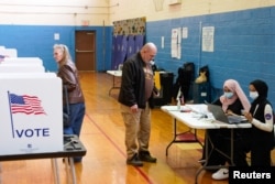 Seorang pria mendatangi tempat pemungutan suara untuk memberikan suara, saat Demokrat dan Republik menggelar pemilihan pendahuluan presiden Michigan, di Detroit, Michigan, AS, 27 Februari 2024. (Dieu-Nalio Chery/REUTERS)