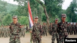 資料照片：緬甸克倫尼民族進步黨的軍隊在叢林基地集合。（2000年8月17日）