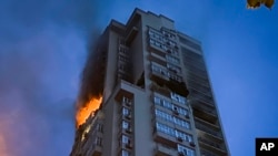 Un edificio de apartamentos de varios pisos resulta dañado durante un ataque ruso en Kiev, Ucrania, el 24 de junio de 2023.