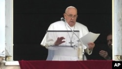 Papa Franjo čita svoju poruku tokom podnevne molitve Angelus sa prozora svog studija koji gleda na Trg Svetog Petra, u Vatikanu, 10. marta 2024. godine.