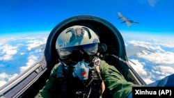 中共官媒新華社發佈照片顯示中國空軍飛行員駕駛戰機參加圍繞台灣島舉行的東部戰區巡邏軍演。（2023年4月9日）