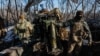Војниците на 12-та бригада на специјалните сили Азов од Националната гарда на Украина се подготвуваат да пукаат кон руските трупи на позиција во близина на линијата на фронтот, Украина, 22 ноември 2023 година