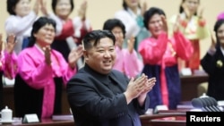 北韓官媒2023年12月4日發布照片顯示，北韓領導人金正恩在平壤出席第五屆全國母親大會。