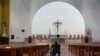 ARCHIVO: Un hombre se arrodilla en la Catedral Metropolitana de la Inmaculada Concepción de María cuando la policía nicaragüense prohibió una procesión y peregrinación católica en la capital, citando razones de seguridad interna, en Managua, Nicaragua, el 12 de agosto de 2022.