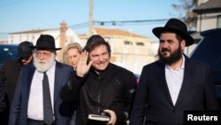 El presidente electo de Argentina, Javier Milei, saluda a la gente el día de su visita al lugar de descanso del rabino Lubavitcher, el rabino Menachem M. Schneerson, en el cementerio Old Montefiore en Queens, Nueva York, EEUU, el 27 de noviembre de 2023. REUTERS /Brendan McDermid