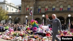 Raja Inggris Charles berkunjung ke Southport menyusul insiden penikaman di wilayah tersebut yang memicu kerusuhan yang menargetkan Muslim dan para migran, pada 20 Agustus 2024. (Foto: Reuters/Temilade Adelaja)