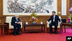 Predsednik Kine Ši Đinping razgovara sa bivšim američkim državnim sekretarom Henrijem Kisindžerom u Pekingu, 20. jula 2023. (Foto: Sinhua) 