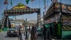 Sejumlah kombatan Taliban berjaga dekat tenda dalam peringatan Hari Asyura di sebuah jalan di Kabul, 19 Agustus 2021 setelah militer Taliban mengambil alih Afghanistan. (Foto: Hoshang Hashimi/AFP)
