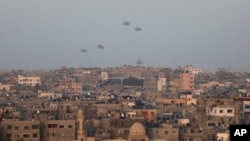 Bantuan kemanusiaan dijatuhkan Amerika Serikat di Kota Gaza, Jalur Gaza, 2 Maret 2024. (Foto: Mohammed Hajjar/AP Photo)