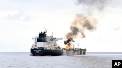 Kapal tanker Marlin Luanda terbakar saat berlayar di Teluk Aden setelah terkena serangan rudal yang dilancarkan kelompok Houthi pada 27 Januari 2024. (Foto: Indian navy/AP)