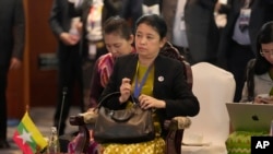 လာအိုနိုင်ငံမှာပြလုပ်တဲ့ အာဆီယံနိုင်ငံခြားရေးအစည်းအဝေးကိုတက်ရောက်ခဲ့တဲ့ မြန်မာစစ်ကောင်စီ နိုင်ငံခြားရေးဝန်ကြီးဌာန ညွှန်ကြားရေးမှုးချုပ်၊ ယာယီ အမြဲတမ်းအတွင်းဝန် ဒေါ်မာလာသန်းထိုက် (ဇန်နဝါရီ ၂၉၊ ၂၀၂၄)