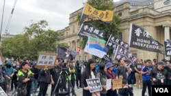 數以百計的示威者在香港2019年反送中抗議期間發生的“831港鐵太子站事件”五週年紀念日從倫敦特拉法加廣場出發,途經倫敦華埠遊行至香港駐倫敦經貿辦外抗議。(美國之音/鄭樂捷)