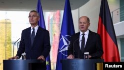 Столтенберг подякував Німеччині за надання надзвичайно важливої підтримки Україні, включаючи танки Marder і Leopard, засоби ППО IRIS-T і боєприпаси. Фото: Генеральний секретар НАТО Єнс Столтенберг і канцлер Німеччини Олаф Шольц, Reuters