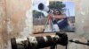 Kamera milik jurnalis Reuters Issam Abdallah yang terbunuh pada 13 Oktober, ditampilkan dalam konferensi pers oleh Amnesty International dan Human Rights Watch di Beirut, Lebanon, 7 Desember 2023. (REUTERS/Emilie Madi)