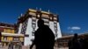 ཆབ་སྲིད་ཀྱི་དྲིལ་བསྒྲགས་ཆེད་ཕྱི་རྒྱལ་དུ་ཡོད་པའི་བོད་པ་བོད་དུ་ལྟ་སྐོར་དུ་བསླུ་ཁྲིད་བྱེད་ཀྱི་ཡོད་པ། 