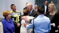 Prezidan Joe Biden rankontre viktim paran ak sekouris ki afekte direkteman pa atak Hamas yo, 18 Oktob, 2023 nan Tel Aviv.