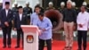 Calon presiden dan wakil presiden, Prabowo Subianto dan Gibran Rakabuming Raka menandatangani Deklarasi Damai Kampanye Pemilu 2024 di Komisi Pemilihan Umum (KPU) pada Senin (27/11) di Jakarta. (VOA/Indra Yoga)