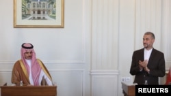 Menteri Luar Negeri Iran Hossein Amir-Abdollahian dan Menteri Luar Negeri Arab Saudi Pangeran Faisal bin Farhan Al Saud menghadiri konferensi pers bersama, di Teheran, Iran 17 Juni 2023. (Foto: Majid Asgaripour/WANA via REUTERS)