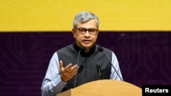 Menteri Teknologi Informasi India Ashwini Vaishnaw berbicara kepada hadirin pada 'SemiconIndia 2023', konferensi semikonduktor tahunan India, di Gandhinagar, 28 Juli 2023. (Foto: Reuters)