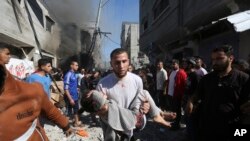 Palestinci spašavaju preživjele nakon izraelskog napada na Rafah, Pojas Gaze, petak, 17. novembra 2023. (AP Photo/Hatem Ali)