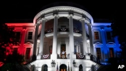 ARCHIVO - El presidente de Estados Unidos, Joe Biden, saluda a una multitud después de un espectáculo de fuegos artificiales durante una celebración del 4 de julio en la Casa Blanca en Washington, el 4 de julio de 2022.