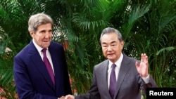 美國氣候問題特使約翰·克里（John Kerry）2023年7月18日在北京會晤中國最高外交官、中共中央外事工作委員會辦公室主任王毅。 （媒體聯訪照片）
