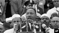 FILE - UMnu Martin Luther King Jr. upha umbiko wakhe eLincoln Memorial ngomnyaka ka-1963, eWashington. 
