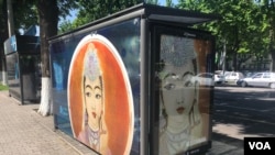 烏茲別克斯坦首都塔什幹的一個公交車站張貼的民族遺產宣傳畫。(2022年8月)