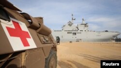 Sebuah kendaraan medis militer berdiri di dekat kapal Prancis "The Dixmude" yang dijadikan rumah sakit terapung, di tengah konflik yang sedang berlangsung antara Israel dan kelompok Islam Palestina Hamas, di kota Al-Arish, semenanjung Sinai, Mesir, 21 Januari 2024.