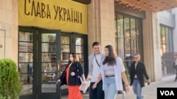 Проукраїнське гасло в Тбілісі. (Lisa Bryant/VOA)