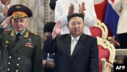 김정은(오른쪽) 북한 국무위원장과 세르게이 쇼이구 러시아 국방장관이 지난달 27일 평양에서 열병식을 참관하고 있다. 조선중앙통신이 다음날(28일) 공개한 사진. (자료사진)