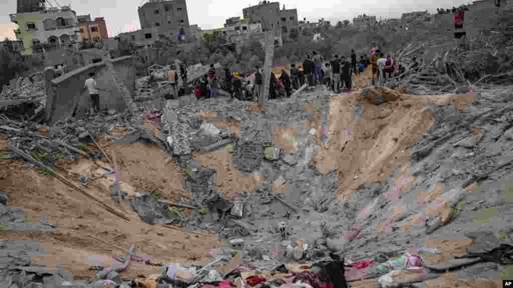 Wapalestina watafuta watu walonusurika au maiti baada ya Israel kudondosha bomu huko Khan Younis, kusini mwa Ukanda wa Gaza, Nov. 12, 2023.