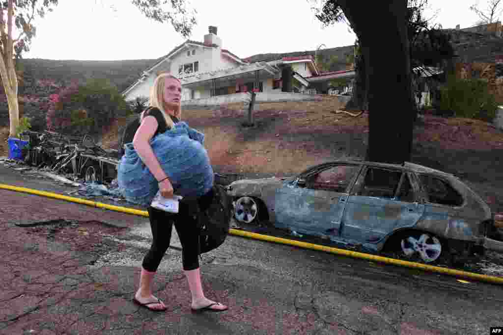 Casas y vehículos fueron consumidos por las llamas en San Bernardino, California, como consecuencia de un incendio forestal, el lunes 5 de agosto. 