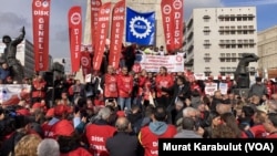 Devrimci İşçi Sendikaları Konfederasyonu (DİSK) öncülüğünde İstanbul'dan Ankara'ya yapılan, “Gelirde Adalet Vergide Adalet” yürüyüşü Ulus Meydanı'nda tamamlandı.