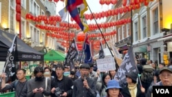 數以百計的示威者在香港2019年反送中抗議期間發生的“831港鐵太子站事件”五週年紀念日從倫敦特拉法加廣場出發,途經倫敦華埠遊行至香港駐倫敦經貿辦外抗議。(美國之音/鄭樂捷)