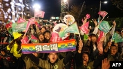 支持者在台灣執政的民主進步黨在台北總部外慶祝該黨總統候選人賴清德當選。（2024年1月13日）