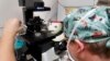 Laboratorista coloca pequeñas placas de Petri que contienen varios embriones en un soporte de microsopa utilizadas para extraer células de cada embrión para probar su viabilidad en el Instituto de Fertilidad Aspire Houston, el 27 de febrero de 2024, en Houston.