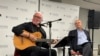 Luis Enrique Mejía Godoy conversa con el periodista Carlos Fernando Chamorro sobre sus canciones, que durante décadas han contado historias de resistencia. En un evento del Diálogo Interamericano en Washington el 14 de noviembre de 2023.