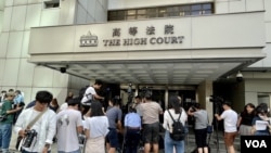 Pengadilan Tinggi Hong Kong menolak permohonan Departemen Kehakiman untuk mengabulkan perintah pengadilan untuk lagu gerakan sosial 2019 "Glory to Hong Kong", 28 Juli 2023. (VOA/Tang Huiyun).