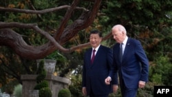 ARCHIVO - El presidente de China, Xi Jinping (a la izquierda), habla con el presidente de Estados Unidos, Joe Biden, después de reunirse en Woodside, California, el 15 de noviembre de 2023.