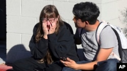Studentkinja Amanda Perez (levo) sa kolegom Alehandrom Baronom posle pucnjave na univerzitetu u Las Vegasu (Foto: K.M. Cannon/Las Vegas Review-Journal via AP)