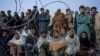 Pengungsi Afghanistan menunggu untuk mendaftar di sebuah kamp dekat perbatasan Torkham Pakistan-Afghanistan di Torkham, Afghanistan, 4 November 2023. (Foto: AP)