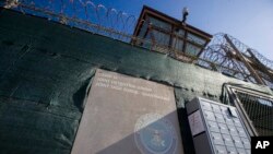 Kamp penahanan di Pangkalan AL AS di Teluk Guantanamo, Kuba, yang dikenal sebagai tempat penampungan tersangka teroris (foto: dok). 