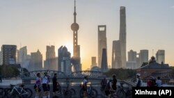 人們在上海外灘觀看浦東的日出。(2023年11月3日)